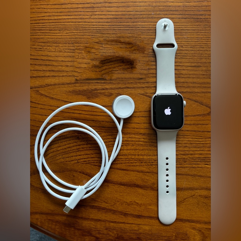 Apple Watch Series 9 45mm GPS Aluminum in Starlight